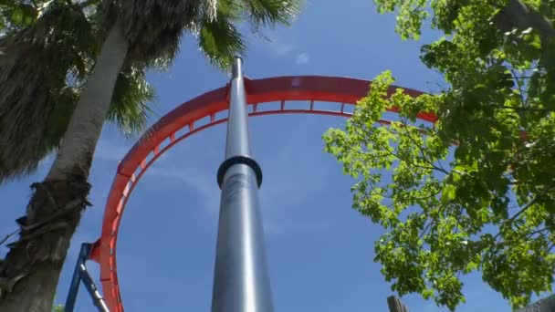 Roller Coaster fouets dans grand arceau, 4k — Video