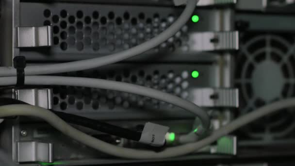 Feux verts près ventilateur d'ordinateur 