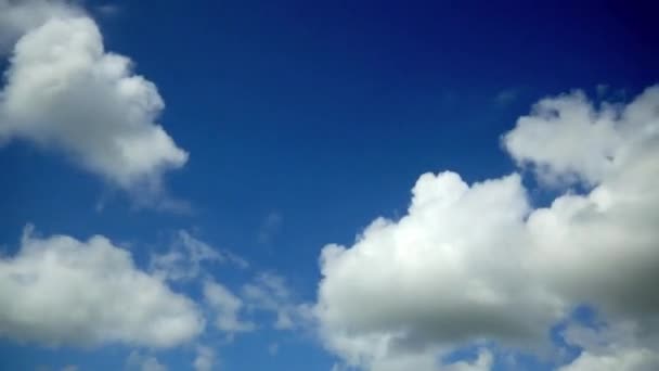 Beyaz bulutlar mavi gökyüzü zaman atlamalı — Stok video
