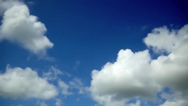 Nuages blancs Ciel bleu Time lapse 