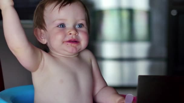 Schattige baby dansen en glimlacht terwijl het eten van het diner — Stockvideo