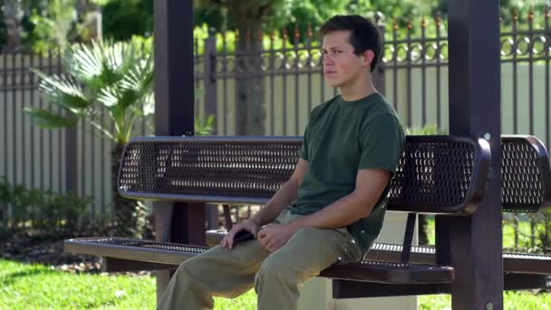 Joven hombre se ilumina después de recibir mensaje de texto — Vídeo de stock