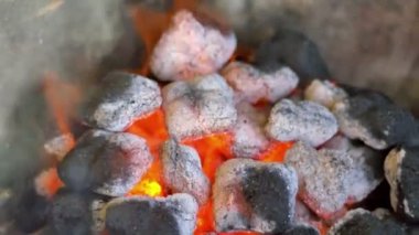 Yanan kömür kömürü ızgara içinde