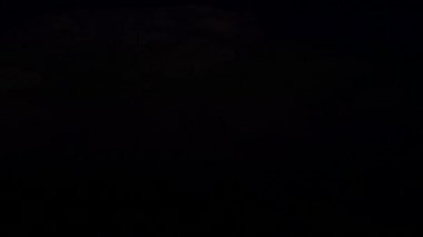 4 k gece gökyüzünde bulutlar şimşek aydınlatır
