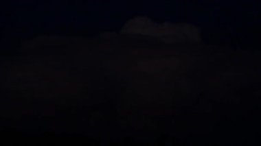 4 k gece gökyüzünde bulutlar şimşek aydınlatır