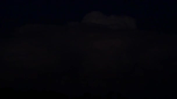 Relâmpago de calor ilumina nuvens no céu noturno, 4K — Vídeo de Stock