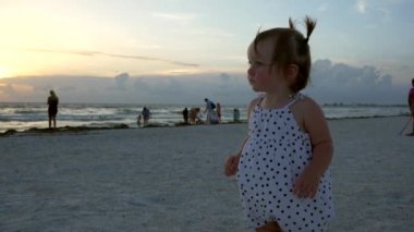 Sevimli küçük kız sahilde günbatımı, 4 k işaret standları