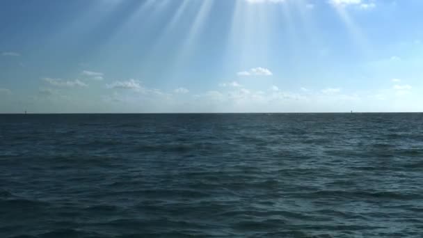 Soleil sur mer bleue calme, 4K 