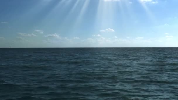 Sonnenschein über ruhigem blauem Meer, 4k — Stockvideo