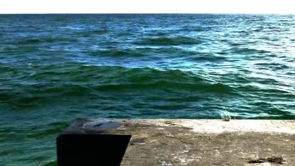 El agua se estrella en el muelle de hormigón, 4K — Vídeos de Stock