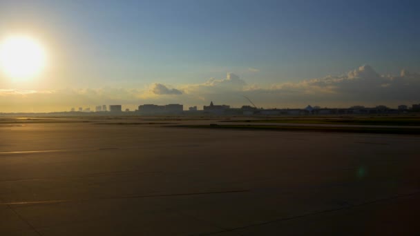 Tampa Skyline desde el aeropuerto al amanecer, 4K — Vídeos de Stock