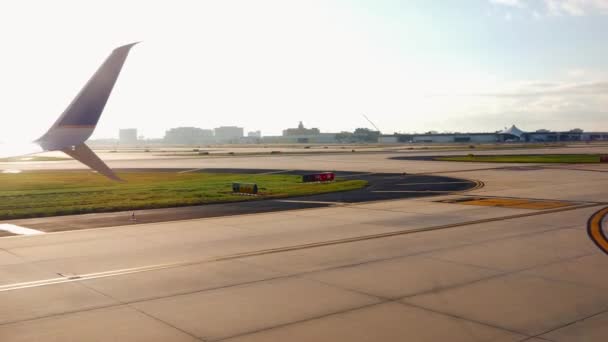 Verkehrsflugzeug auf der Landebahn, 4k — Stockvideo