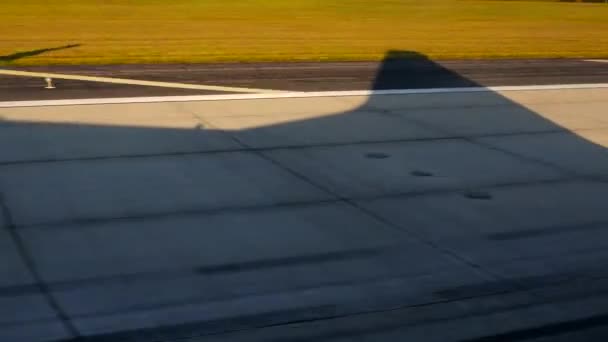 Avión aéreo sombra despegando desde el aeropuerto de Florida — Vídeo de stock