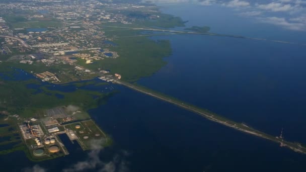 Foto aérea de Gandy Bridge cruzando Tampa Bay, 4K — Vídeo de stock