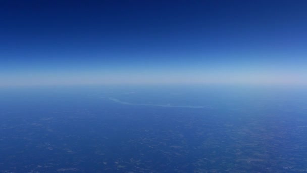 Aérea de la atmósfera de la Tierra, inclinación hacia el cielo azul, 4K — Vídeo de stock