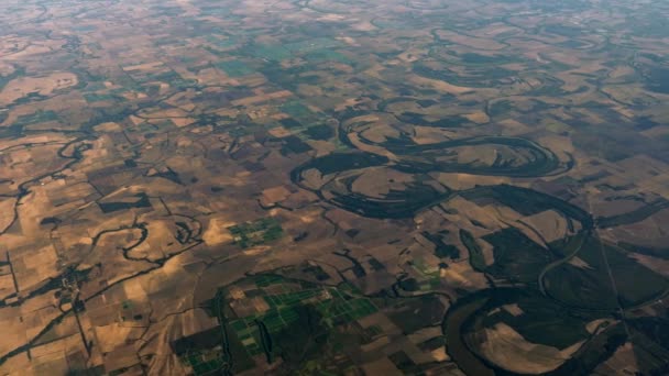 Ríos serpenteando a través de tierras de cultivo aéreas, 4K — Vídeo de stock