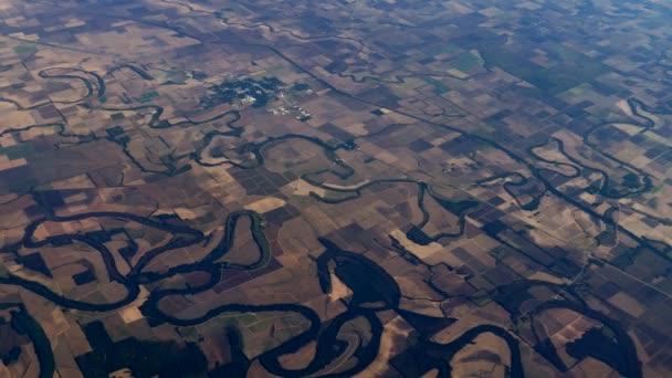 Ríos serpenteando a través de tierras de cultivo aéreas, 4K — Vídeo de stock