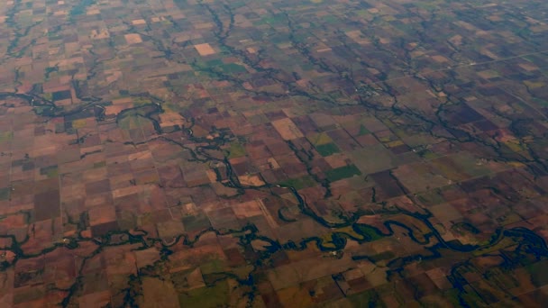 航空写真、4 k の農地を流れる河川 — ストック動画