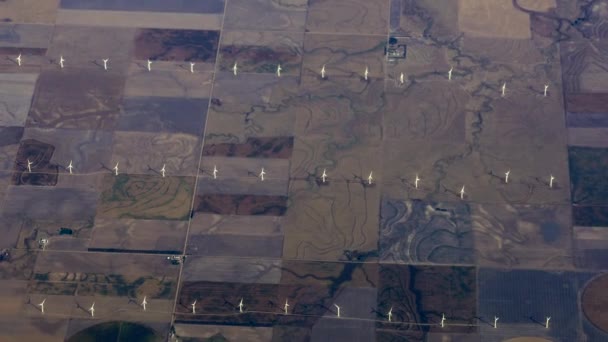 Moinhos de vento aéreos da fazenda do vento do centro-oeste, 4K — Vídeo de Stock