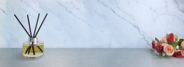 Çiçeklerle ve ışık arkaplanda mumlarla güzel bir kompozisyon