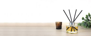 Lüks kokulu kamış kokusu yayıcı cam şişe ahşap masada ve amber kokulu mum cam romantik oluşturmak ve rahatlamak için sabah yatak odasında ortam Sevgililer Günü 'nde