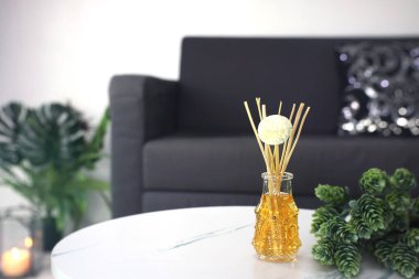 Lüks aroma aromalı sazlık dağıtıcı kristal şişe oda spreyi ve dekorasyon malzemeleri olarak beyaz mermer masa üzerinde oturma odasında bir buket çiçek ile romantik sevgililer günü ortamı oluşturmak için kullanılır.