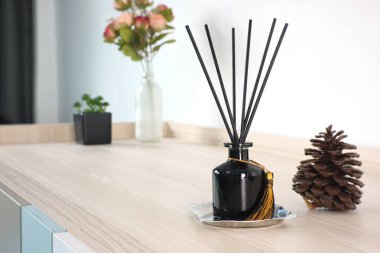 Lüks kokulu kamış kokusu yayıcı cam şişe ahşap masada ve amber kokulu mum cam romantik oluşturmak ve rahatlamak için sabah yatak odasında ortam Sevgililer Günü 'nde