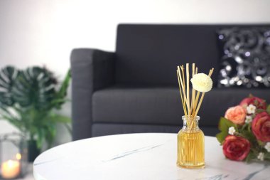 Lüks aroma aromalı sazlık dağıtıcı kristal şişe oda spreyi ve dekorasyon malzemeleri olarak beyaz mermer masa üzerinde oturma odasında bir buket çiçek ile romantik sevgililer günü ortamı oluşturmak için kullanılır.