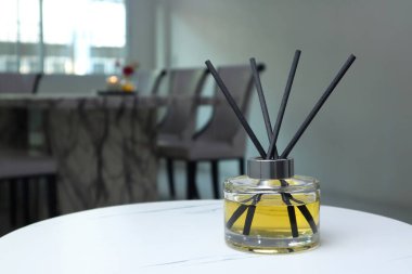 Sevgililer Günü kahvaltısı sırasında yemek odasında romantik ortam yaratmak için beyaz mermer masa üzerindeki oda spreyi olarak lüks kristal şişe aromatik koku yayıcı çubukları kullanılır.