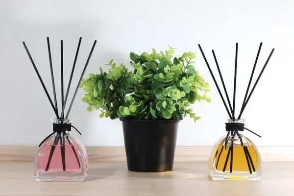 Luxusaroma Duftenden Schilfrohr Sticks Diffusor Glasflaschen Sind Auf Dem Holztisch — Stockfoto