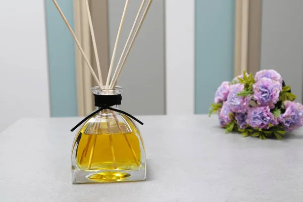 Luxuriöse Aromatische Schilfrohr Diffusorglasflaschen Präsentieren Und Dekorieren Auf Dem Grauen — Stockfoto