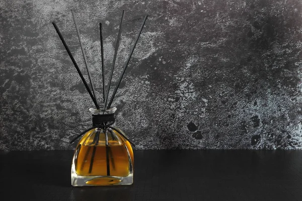 Luxuriöses Design Aroma Schilfrohr Diffusor Glasflaschendisplay Auf Dem Schwarzen Tisch — Stockfoto