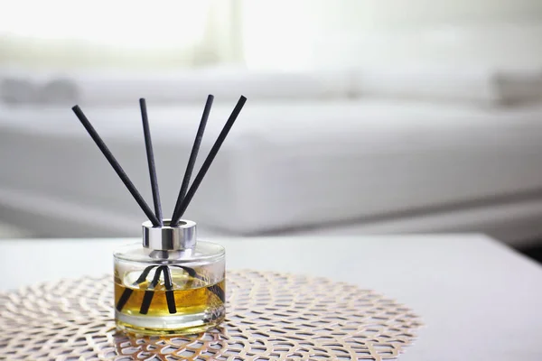 Luxuriöse Aromatische Duftgläser Aus Schilfrohr Werden Sommer Als Zimmererfrischer Auf — Stockfoto