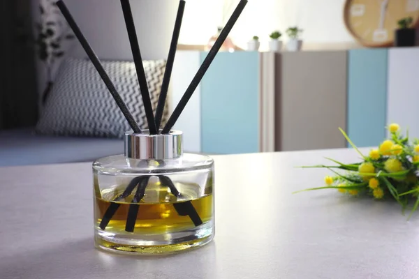 Stylische Aromatische Schilfrohr Diffusorglasflasche Mit Blume Und Kleiner Pflanze Auf — Stockfoto