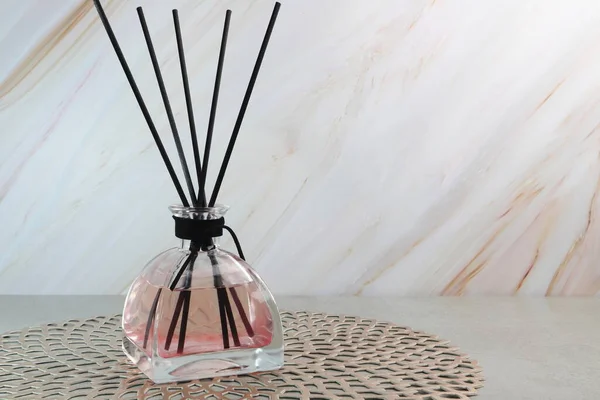 Luxus Aromatisches Schilfrohr Diffusor Glasflaschendisplay Auf Dem Grauen Tisch Mit — Stockfoto