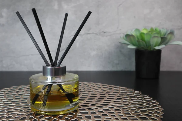 Stilvoller Aromatischer Schilfrohrdiffusor Mit Blütenständer Auf Dem Schwarzen Tisch Mit — Stockfoto