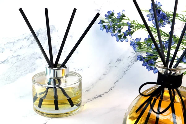 Luxus Aromatischen Schilfrohr Diffusor Glasflaschenständer Auf Dem Marmortisch Mit Hintergrund — Stockfoto