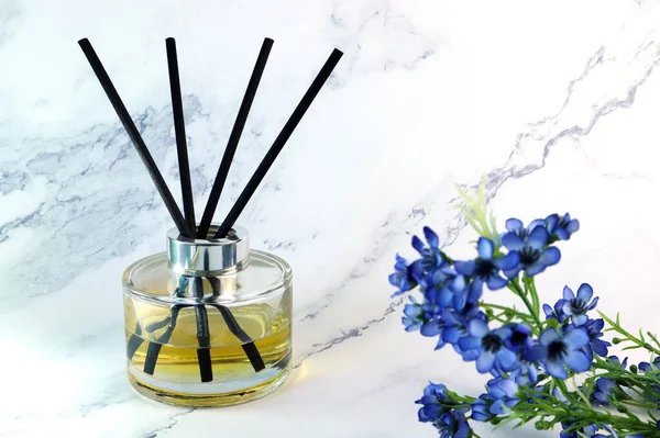 Luxus Schöne Aromatische Schilfrohr Diffusor Glasflaschendisplay Auf Dem Marmortisch Mit — Stockfoto