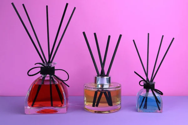 Aroma Duft Schilfrohr Diffusor Glasflaschen Schmücken Display Auf Dem Lila — Stockfoto