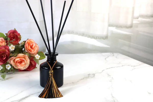 Luxus Aroma Duft Schilfrohr Diffusor Keramik Vase Ist Auf Weißem — Stockfoto