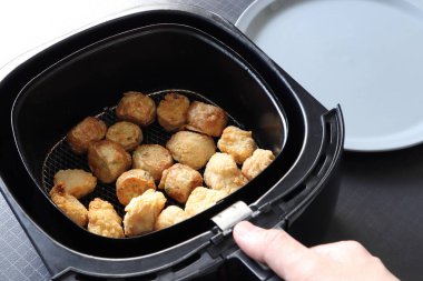 Ev yapımı kızarmış tavuk nugget ve yengeç köftesi (Tayland dilinde Hoi Jo), noel partisinde atıştırmak için siyah hava fritözü veya yağsız fritöz kullanılarak pişirilir.