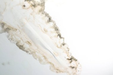 Hasarlı tavan, ağır su lekeleri, küf ve çatıdan sızan yağmurdan kaynaklanan çatlaklar. Görüntü nem hasarını ve tavandaki sızıntıdan kaynaklanan mantar büyümesini gösteriyor.