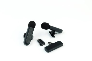 iki klipsli vericisi olan modern kablosuz mikrofon sistemi ve beyaz arka planda bir alıcı, akıllı telefon kayıt podcast vlog 'u ve profesyonel ses üretimi içerik yaratıcısı için ideal