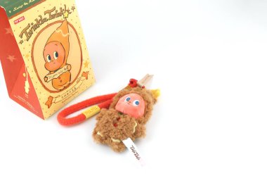 Popmart 'ın yeni sürüm ürünleri labubu' nun açılışı sırasında beyaz raf Popmart bayrak mağazasında Pop Mart 'ın esrarengiz, sevimli sanat oyuncağı Pırıl pırıl pırıl pırıl anahtar zinciri.