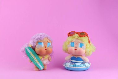 Pop Mart 'tan şirin sanat oyuncağı sulugöz anahtarlık koleksiyonu. Yeni çıkan Labubu pelüş bebek etkinliği sırasında Pop Mart' taki Popmart paketiyle birlikte pembe rafta toplanabilir sevimli oyuncaklar.