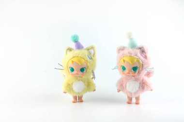 Pop Mart 'ın kör kutusundan Molly' nin sevimli sanat oyuncakları kutusu koleksiyonu. Beyaz masadaki çocukların şirin oyuncak kutuları. Popmart tasarım paketi ve beyaz arka planı olan kartlar.