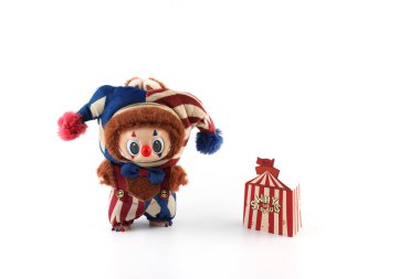 Yeni çıkan Popmart karakterleri ürünleri labubu 'nun açılışı sırasında neden Pop Mart' ın gizemli kör kutu koleksiyonunun mor ve pembe raf Popmart bayrak mağazalarını gösterdiğini renkli sevimli sanat oyuncağı Labubu