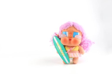 Pop Mart 'tan şirin sanat oyuncağı sulugöz anahtarlık koleksiyonu. Yeni çıkan Labubu pelüş bebek etkinliği sırasında Pop Mart' taki Popmart paketiyle birlikte pembe rafta toplanabilir sevimli oyuncaklar.