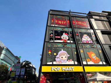 Pop Mart 'ın güzel bir mağazası, Çin' den gelen sevimli oyuncak, kör kutu gizemli kutu Siam Square Bangkok caddesindeki mağazanın vitrininde şirin tasarım karakterleri Noel süslemeleri sırasında.