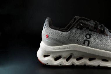 Running Cloudtilt spor ayakkabısı Iron Dew Colorway 'de solunabilir ağ örgüsü, yastıklı taban ve hafif performans günlük aşınma ve çalışma tarzıyla modern spor ayakkabısı tasarımı üzerine izole edilmiş siyah arka plan.